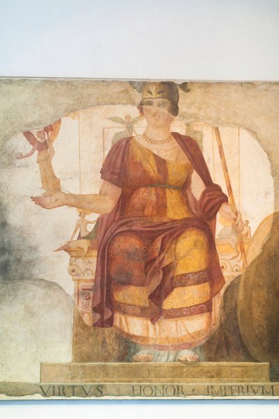 Fresk ścienny przedstawiający siedzącą Wenus, wkomponowaną w Rzym, tzw. Boginię Barberini, pierwsza ćwierć IV w. n.e. z Rzymu, muzeum narodowe w Rzymie (museo nazionale romano), Rzym, Włochy autorstwa Unbekannter Künstler