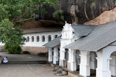 Biały budynek pod skalną ścianą; świątynia jaskiniowa; Złota świątynia; Dambulla; Sri Lanka; Azja autorstwa Unbekannt