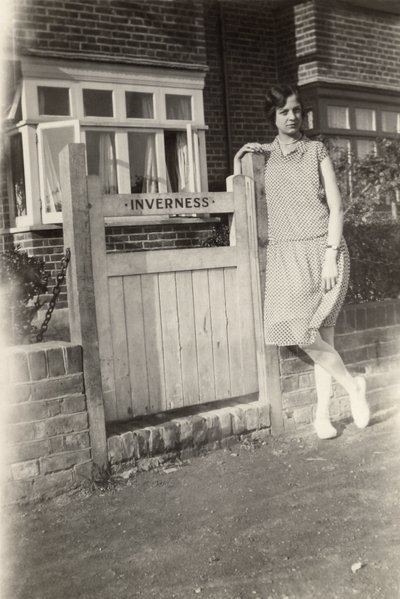 Kobieta przed hotelem Inverness B&B, Broadstairs, Kent, ok. 1920 autorstwa Unbekannt