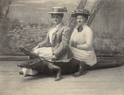 Kobiety siedzące na wypchanym aligatorze, ok. 1905 (zdjęcie czarno-białe) autorstwa Unbekannter Künstler