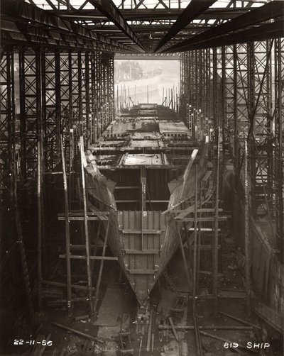Rozpoczęcie prac przy budowie głównego pokładu „Northbank” w stoczni William Doxford & Sons, Sunderland, 22 listopada 1956 (zdjęcie czarno-białe) autorstwa Unbekannter Künstler