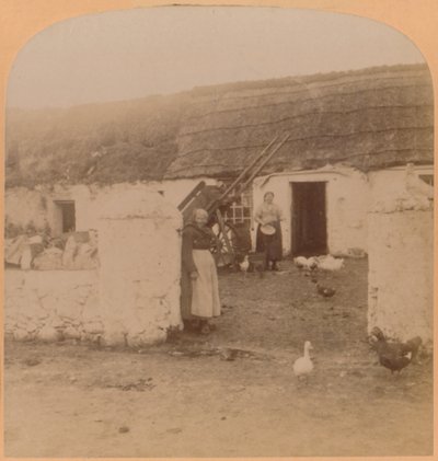 Charakterystyczny dom, Ballintoy Village, County Antrim, Irlandia, 1900. autorstwa Underwood and Underwood