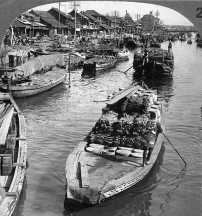 Ruchliwy kanał towarowy w Tokio, Japonia, 1904. autorstwa Underwood and Underwood