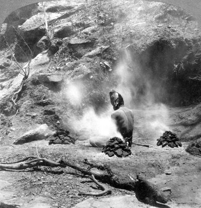 Pustelnik odprawiający pokutę w Gem Lake, Mount Abu, Indie, 1903. autorstwa Underwood and Underwood