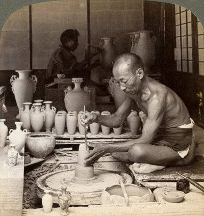 Garncarz i jego koło, tworzący wazon z porcelany Awata, prace Kinkosan, Kioto, Japonia, 1904 autorstwa Underwood and Underwood