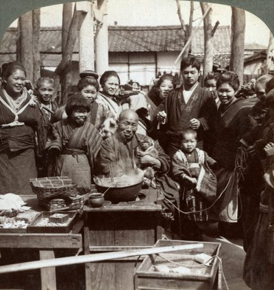 Wykonawca uliczny z małpą zabawiającą tłum, Kobe, Japonia, 1896. autorstwa Underwood and Underwood
