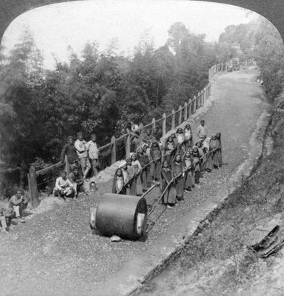 Zespół pracy kobiet na autostradzie Darjeeling, Indie, 1903. autorstwa Underwood and Underwood
