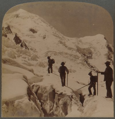 Wejście na Mt Blanc - przejście przez lodowiec Bossons - w oddali Grands Mulets, Alpy, 1901. autorstwa Underwood and Underwood