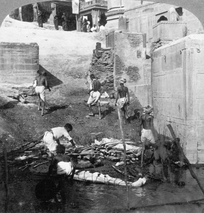 Kąpiel i palenie zmarłych Hindusów, Benares Varanasi, Indie 1903. autorstwa Underwood and Underwood