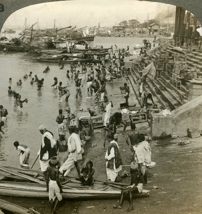 Kąpiel w Ghat nad Gangesem, Kalkuta, Indie, ok. 1900. autorstwa Underwood and Underwood