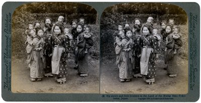 Duże siostry i mali bracia w Kraju Kwitnącej Wiśni, Jokohama, Japonia, 1904 autorstwa Underwood and Underwood
