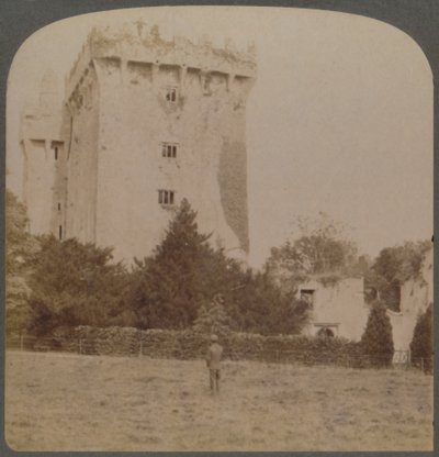 Zamek Blarney, sanktuarium irlandzkiego dowcipu - niedaleko Cork, Irlandia, 1901. autorstwa Underwood and Underwood