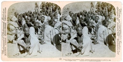 Więźniowie bokserów schwytani i sprowadzeni przez 6. Kawalerię Stanów Zjednoczonych, Tientsin, Chiny, 1901 r. autorstwa Underwood and Underwood
