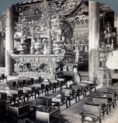 Księża buddyjscy w świątyni Ikegami, Omori, Japonia, 1904. autorstwa Underwood and Underwood