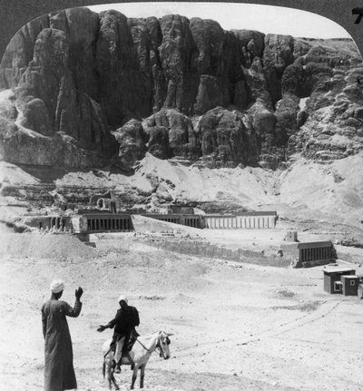 Pochowany przez wieki - tarasy kolumnadowe świątyni w Deir-el-Bahri, Teby, Egipt, 1905. autorstwa Underwood and Underwood