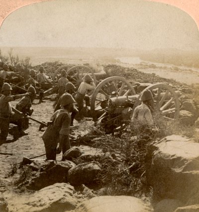 Artyleria Cape Garrison rozgrzewająca Burów po drugiej stronie rzeki Modder, Republika Południowej Afryki, 1900 autorstwa Underwood and Underwood