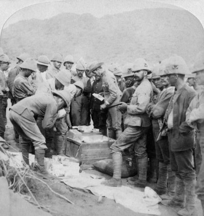 Prezenty świąteczne z domu, dla żołnierzy z Methuenem w Modder River, Republika Południowej Afryki, 1900. autorstwa Underwood and Underwood