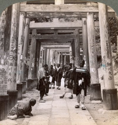 Wchodzenie i odchodzenie pod długimi rzędami świętych torii, świątynia Shinto w Inari, Kioto, Japonia, 1904 autorstwa Underwood and Underwood