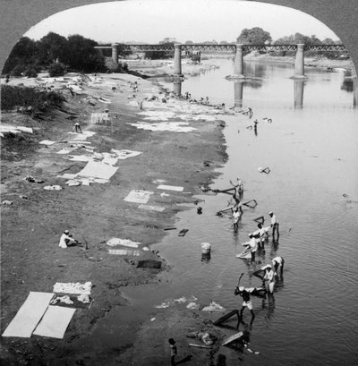 Zgredek piorący ubrania w rzece Gomti, niedaleko Lucknow, Indie, 1900. autorstwa Underwood and Underwood