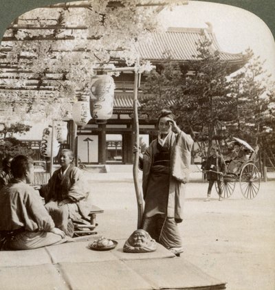 Opadające kępy glicynii nad gankiem herbaciarni, Kioto, Japonia, 1904 autorstwa Underwood and Underwood