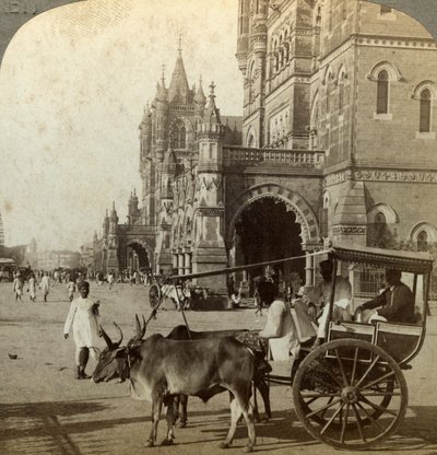 Ekka, przed Victoria Station, Bombaj, Indie, ok. 1900. autorstwa Underwood and Underwood