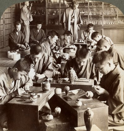 Doświadczeni robotnicy tworzący projekty w cloisonne, Kioto, Japonia, 1904 autorstwa Underwood and Underwood