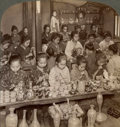 Dziewczyny z fabryki dekorujące tanią ceramikę na rynki zagraniczne, Kioto, Japonia, 1904 autorstwa Underwood and Underwood