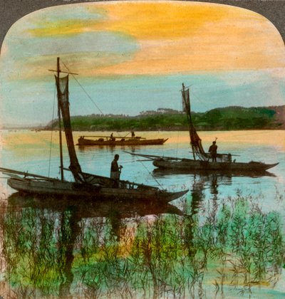 Łodzie rybackie o zachodzie słońca w pobliżu Jokohamy, Japonia, 1904. autorstwa Underwood and Underwood
