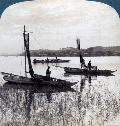 Kutry rybackie wracają do domu o zachodzie słońca, niedaleko Jokohamy, Japonia, 1904. autorstwa Underwood and Underwood