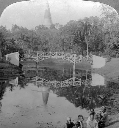 Ogrody twierdzy i pagoda Shwedagon, Rangun, Birma, ok. 1900. autorstwa Underwood and Underwood