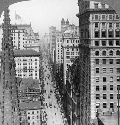 Od budynku Empire obok Trinity Church na Broadway, 1902 autorstwa Underwood and Underwood