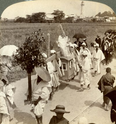 Kondukt żałobny bogatego buddysty, na drodze do Sakai, w kierunku Osaki, Japonia, 1904. autorstwa Underwood and Underwood