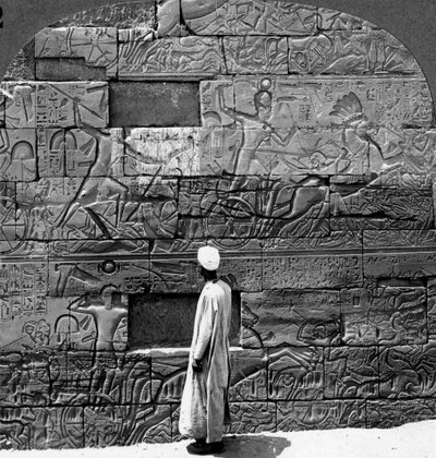 Wielkie płaskorzeźby wojenne wyrzeźbione w murze w świątyni Karnak, Teby, Egipt, 1905. autorstwa Underwood and Underwood