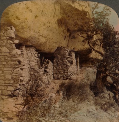 Domy zaginionej rasy - Cliff Dwellings w Walnut Canyon, Arizona, 1903. Artyści: Elmer Underwood, Bert Elias Underwood. autorstwa Underwood and Underwood