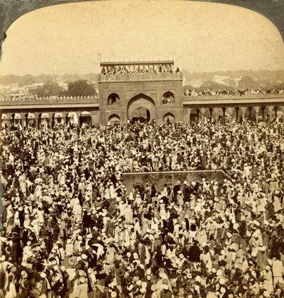 Na dziedzińcu meczetu Jumma podczas corocznego postu, Delhi, Indie. autorstwa Underwood and Underwood