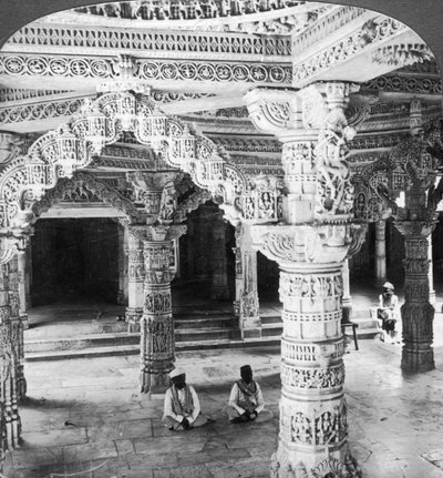 Wnętrze świątyni Vimala Sah, Mount Abu, Indie, 1903. autorstwa Underwood and Underwood