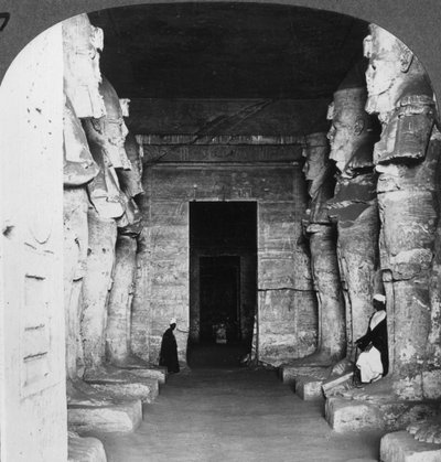 Wnętrze wykutej w skale świątyni Abu Simbel, Egipt, 1905. autorstwa Underwood and Underwood