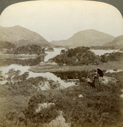 Wyspy i Upper Lake, Killarney, Irlandia. autorstwa Underwood and Underwood