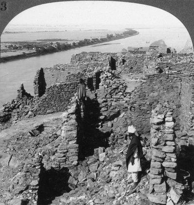 Kasr Qasr Ibrim i widok na Nil w Nubii, Egipt, 1905. autorstwa Underwood and Underwood