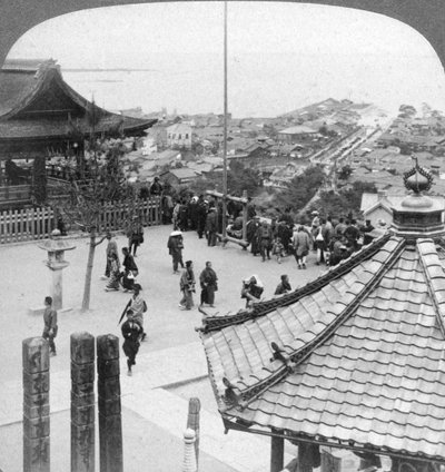 Patrząc na wschód od świątyni Mildera nad Otsu i jeziorem Biwa, Japonia, 1904. autorstwa Underwood and Underwood