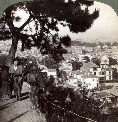Patrząc na południowy wschód od zwieńczonych sosnami wzgórz Suwa-yama nad Kobe, Japonia, 1904 autorstwa Underwood and Underwood