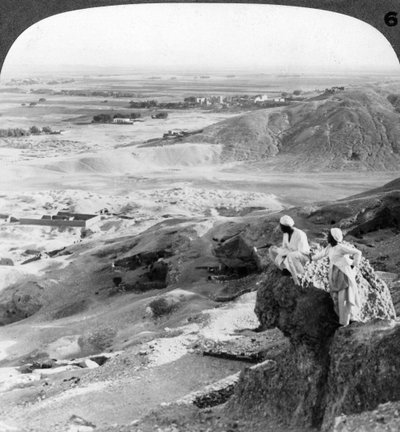 Patrząc na południe nad równiną tebańską i świątyniami Medinet Habu, Egipt, 1905. autorstwa Underwood and Underwood