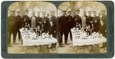 Obiad z generałem Nogim w japońskiej kwaterze głównej, Port Arthur, Mandżuria, 1904. autorstwa Underwood and Underwood