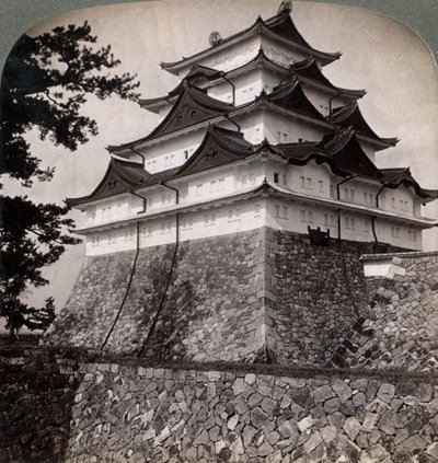 Średniowieczny zamek na wodzie japońskich książąt, sporadycznie używany przez Mikado Nagoya, Japonia, 1896 autorstwa Underwood and Underwood