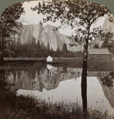 Lustrzany widok na Cathedral Rocks, Yosemite Valley, Kalifornia, USA, 1902. autorstwa Underwood and Underwood