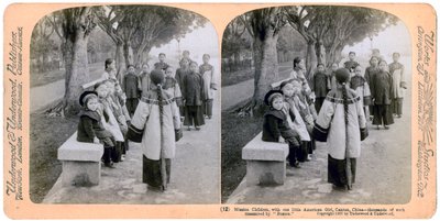 Dzieci misyjne, z jedną małą Amerykanką, Kanton, Chiny, 1900 autorstwa Underwood and Underwood
