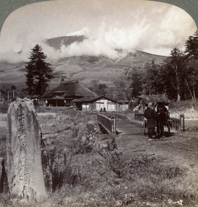 Mount Asama Asamayama, największy aktywny wulkan Japonii, na północny zachód od Katsukake, 1904. autorstwa Underwood and Underwood