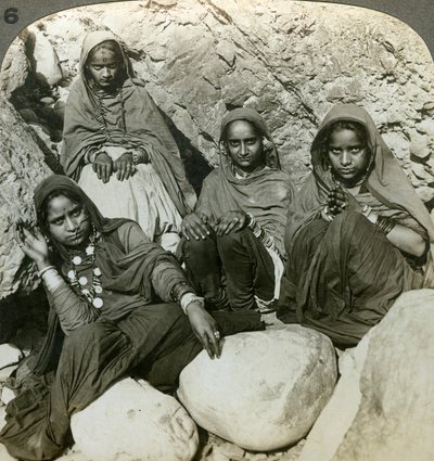 Rdzenne dziewczyny bhujji, rzeka Sutlej, Himalaje, Indie, ok. 1900. autorstwa Underwood and Underwood
