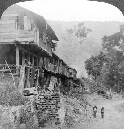 Miejscowa wioska, most Teesta niedaleko Darjeeling, Indie, 1903 autorstwa Underwood and Underwood