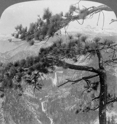 Nevada Falls, Vernal Falls i Liberty Cap, Yosemite Valley, Kalifornia, USA, 1902 autorstwa Underwood and Underwood